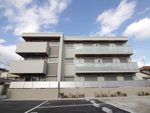 ラルース甲子園外観写真