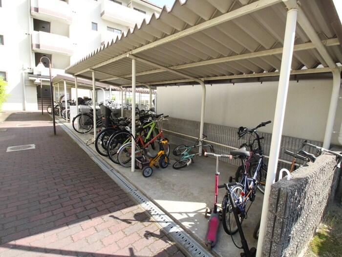 物件外観写真4　(駐輪場)