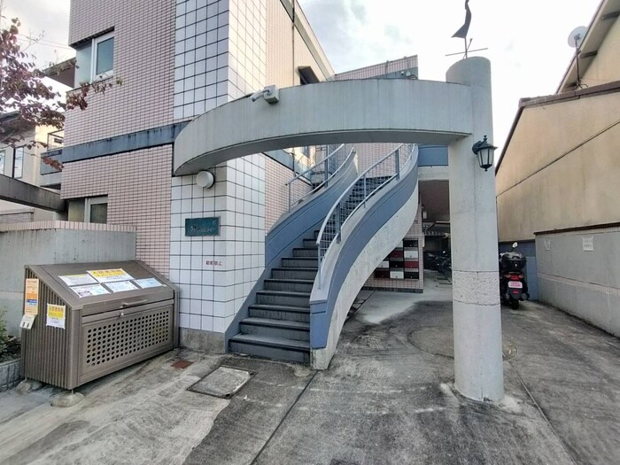 物件外観写真3　(エントランス部分)