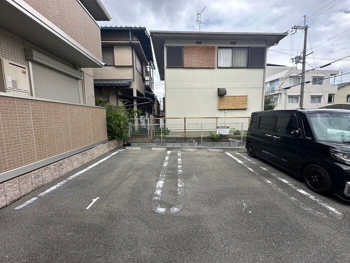 物件外観写真4　(駐車場)