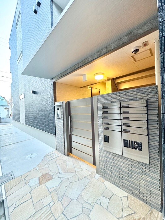 物件外観写真3　(エントランス部分)