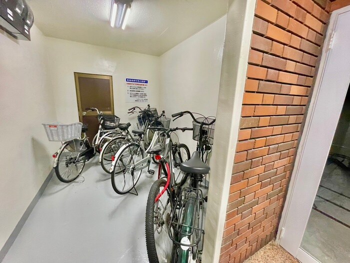物件外観写真5　(駐輪場)