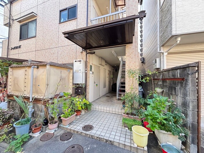 物件外観写真2　(エントランス部分)