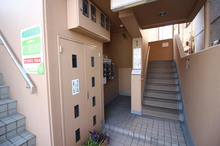 物件外観写真6　(エントランス部分)