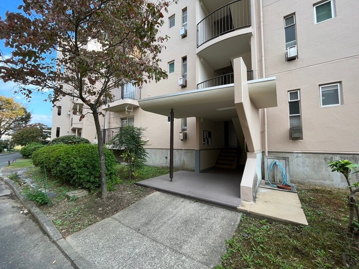 物件外観写真4　(エントランス部分)