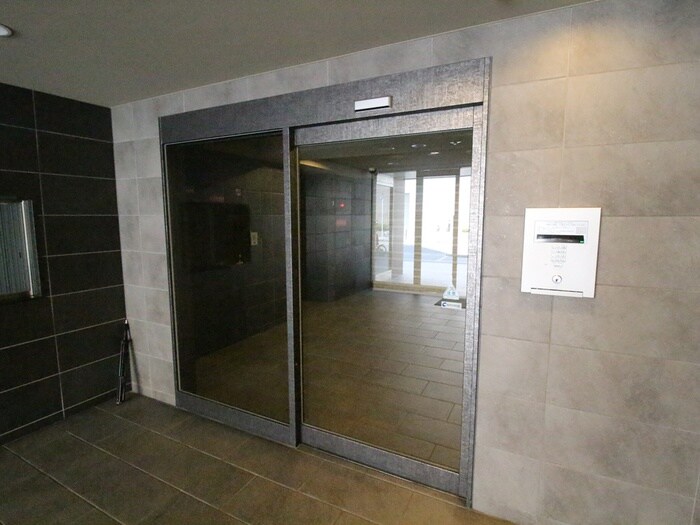 物件外観写真4　(エントランス部分)