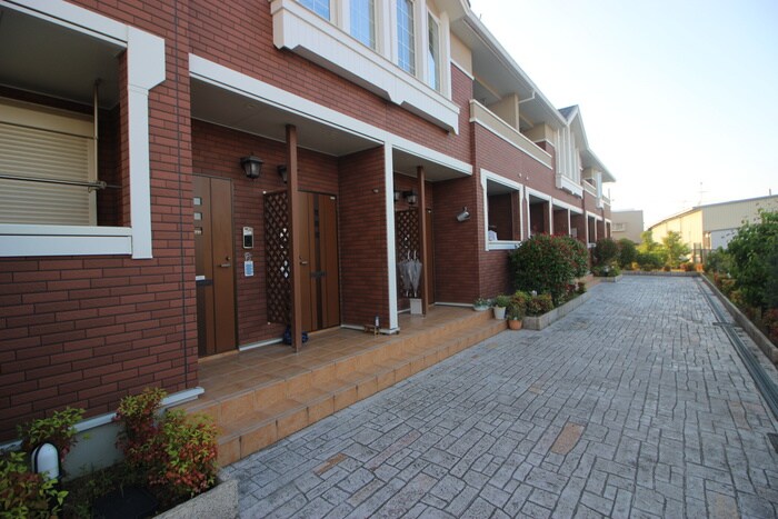 物件外観写真2　(エントランス部分)