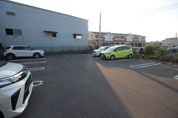 物件外観写真3　(駐車場)