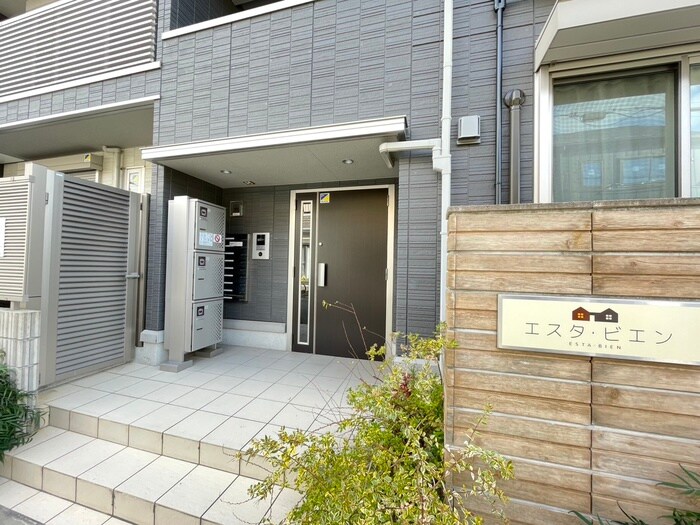 物件外観写真2　(エントランス部分)