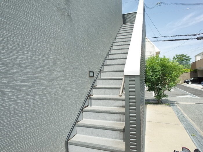 物件外観写真3　(エントランス部分)