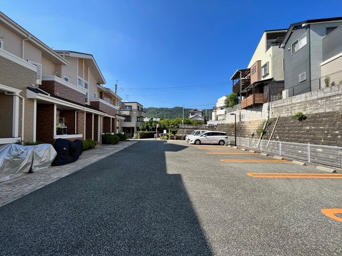 物件外観写真4　(エントランス部分)