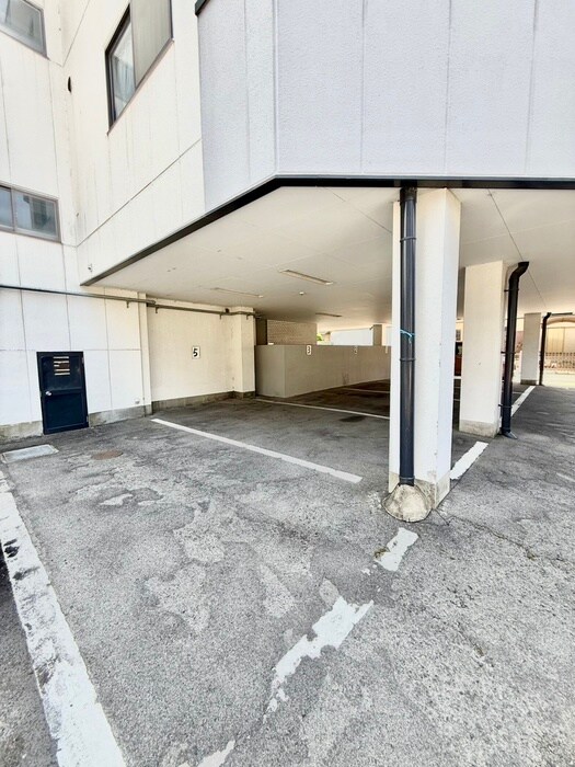 物件外観写真4　(駐車場)
