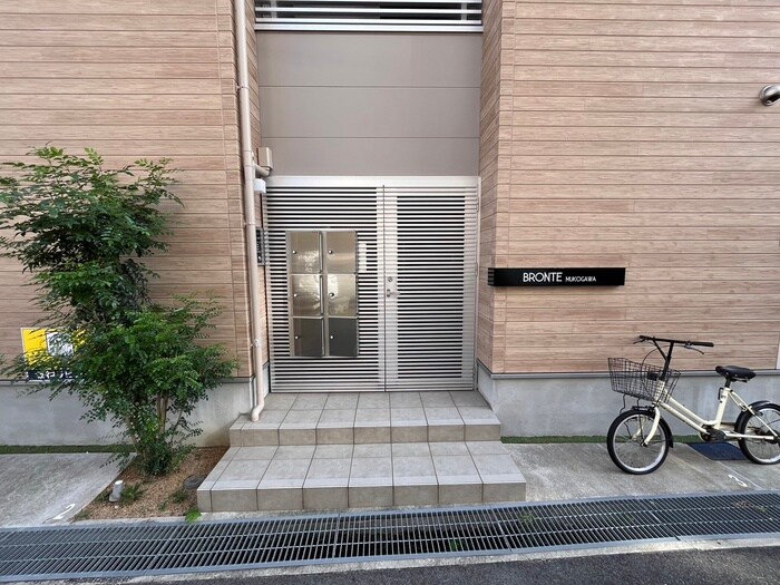 物件外観写真3　(エントランス部分)