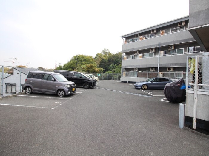 物件外観写真4　(駐車場)