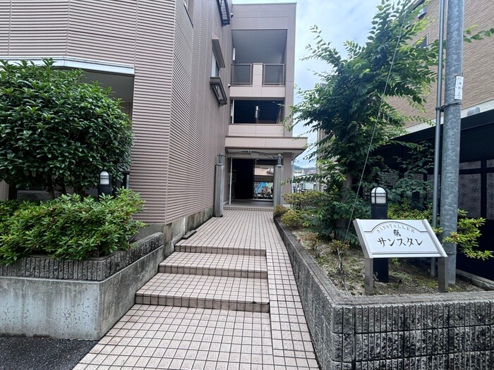 物件外観写真4　(エントランス部分)