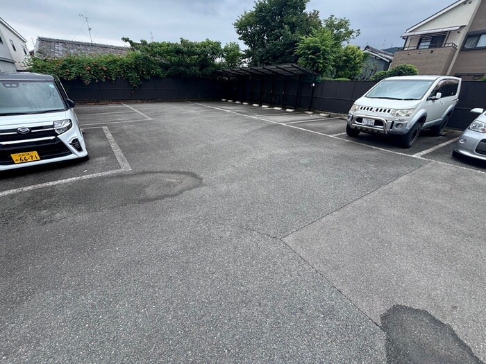 物件外観写真5　(駐車場)