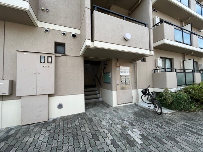 物件外観写真4　(エントランス部分)