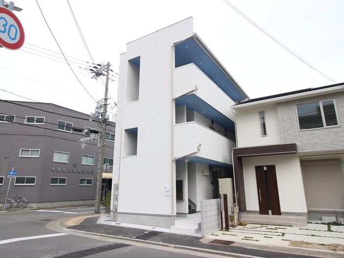 物件外観写真2　(エントランス部分)