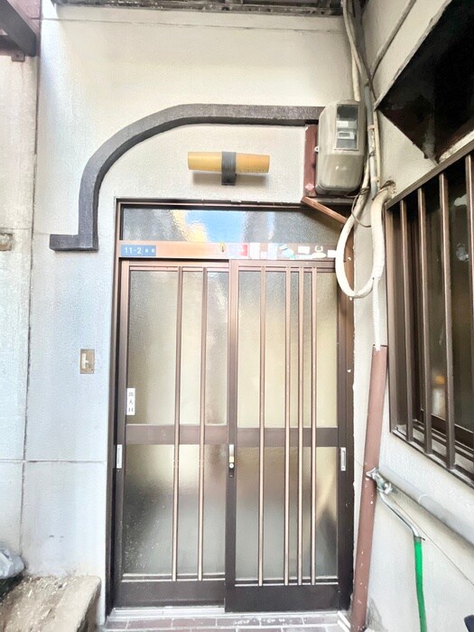 物件外観写真2　(エントランス部分)
