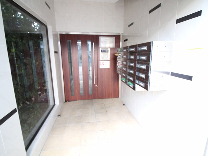 物件外観写真3　(エントランス部分)