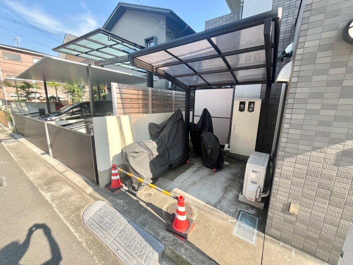 物件外観写真6　(バイク置き場)
