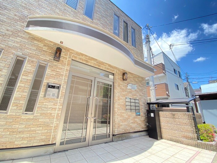 物件外観写真3　(エントランス部分)