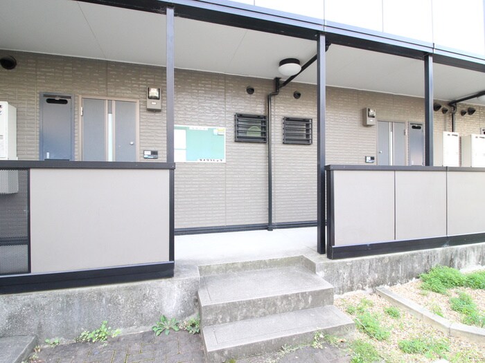 物件外観写真4　(エントランス部分)