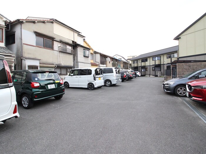 物件外観写真5　(駐車場)