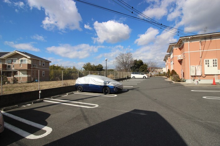 物件外観写真3　(駐車場)