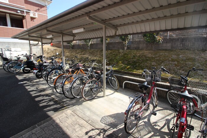 物件外観写真4　(駐輪場)