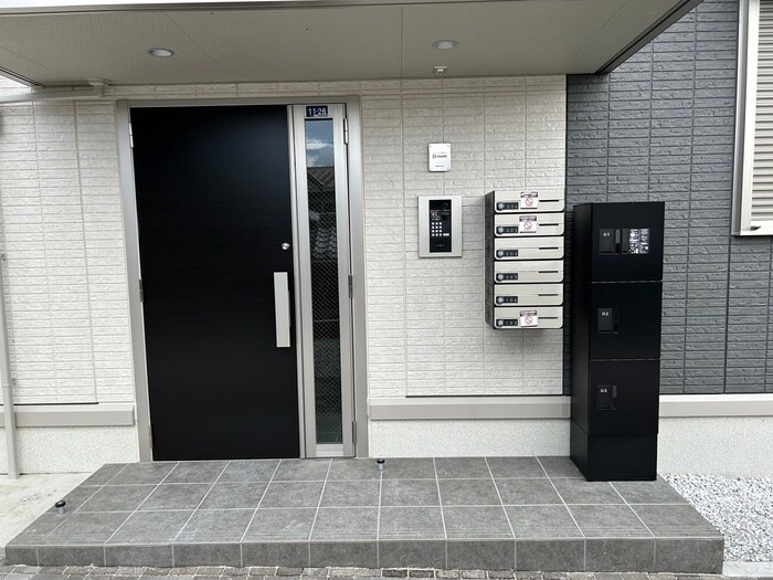物件外観写真2　(エントランス部分)