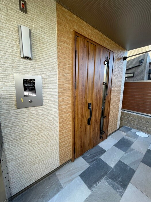 物件外観写真5　(エントランス部分)