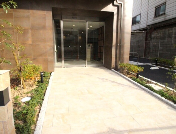 物件外観写真2　(エントランス部分)