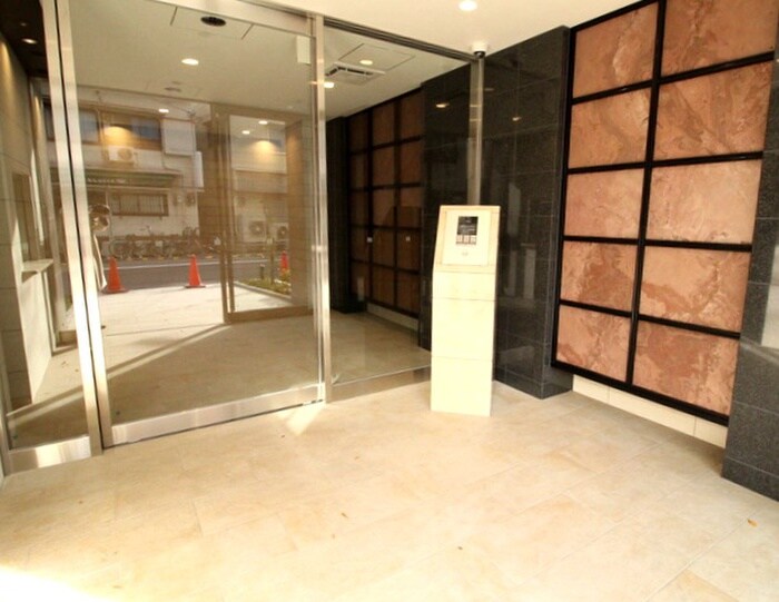 物件外観写真3　(エントランス部分)