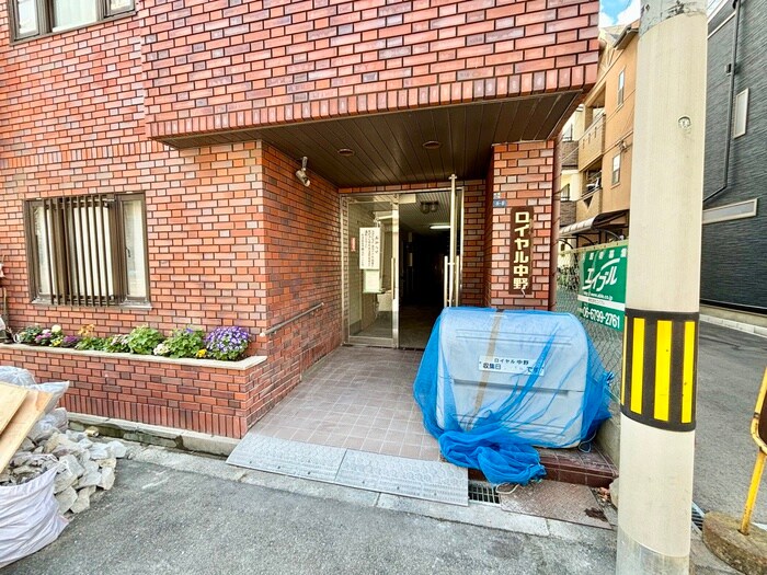 物件外観写真2　(エントランス部分)