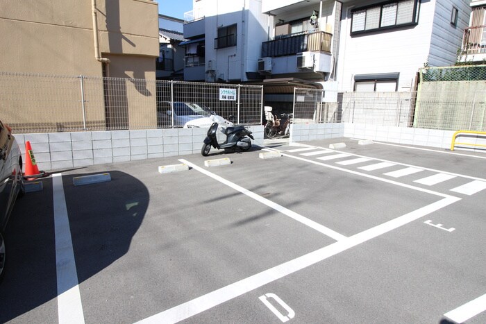 物件外観写真4　(駐車場)