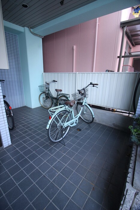 物件外観写真4　(駐輪場)
