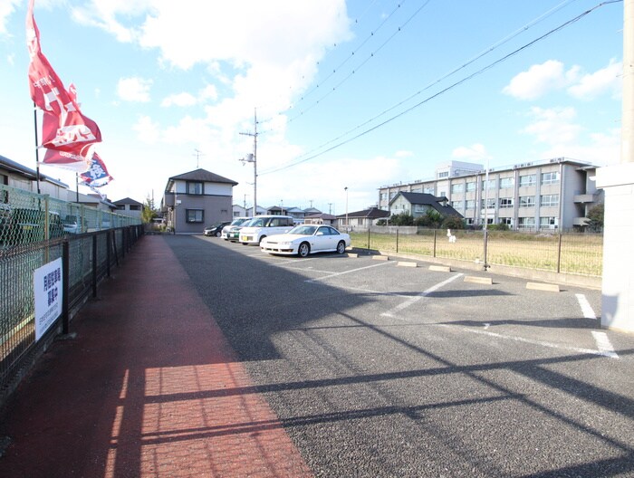 物件外観写真2　(駐車場)