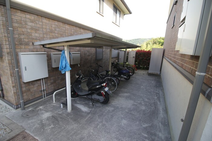 物件外観写真4　(駐輪場)