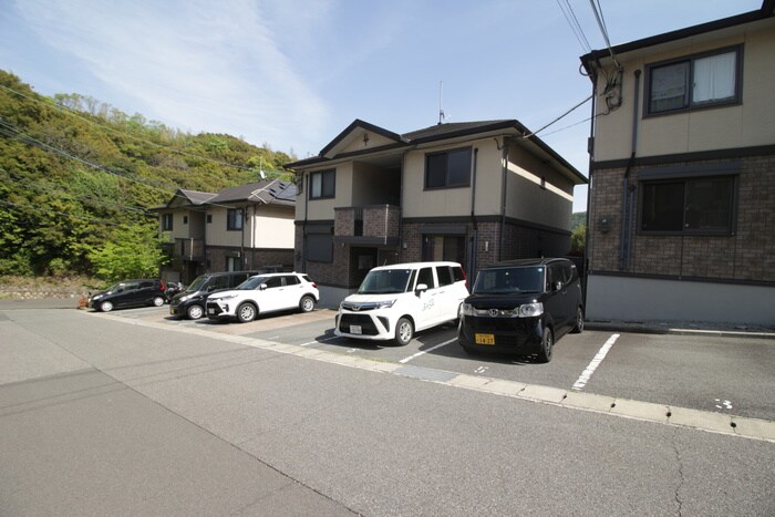 物件外観写真5　(駐車場)