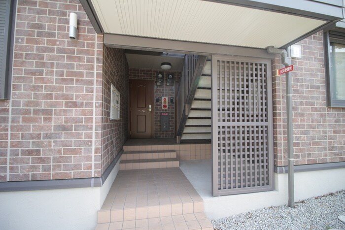 物件外観写真6　(エントランス部分)