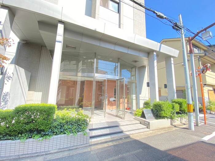 物件外観写真2　(エントランス部分)