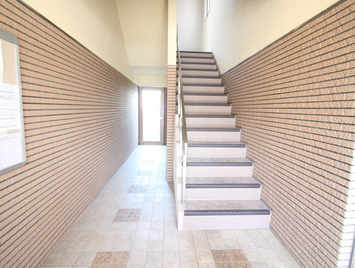 物件外観写真6　(エントランス部分)