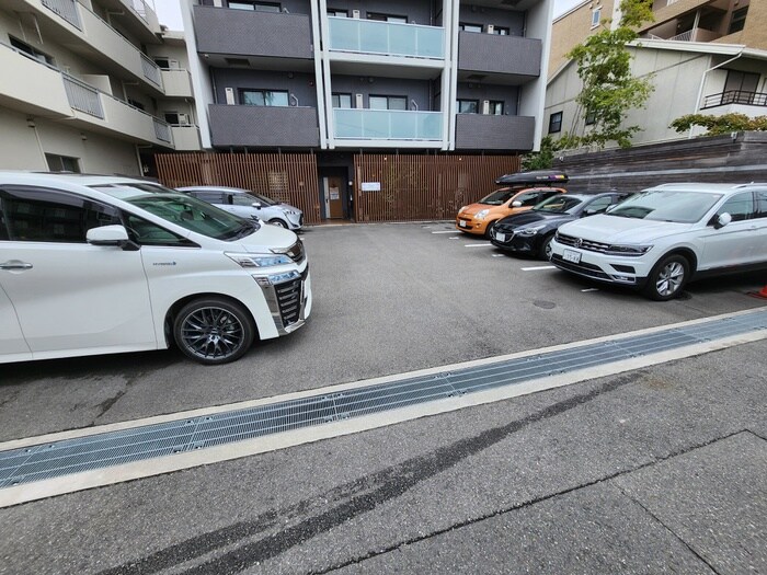 物件外観写真4　(駐車場)