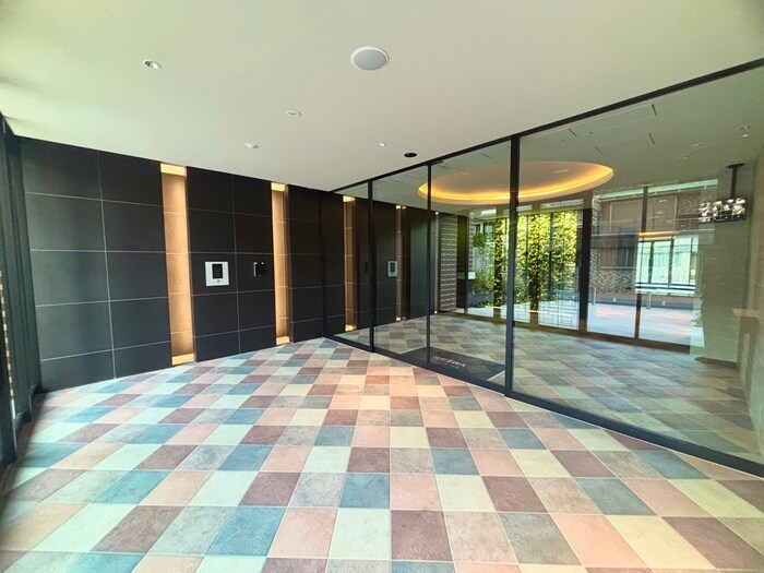 物件外観写真2　(エントランス部分)