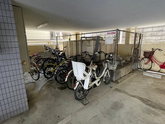 物件外観写真4　(駐輪場)