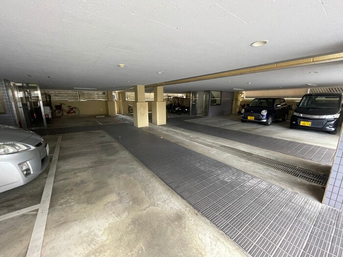 物件外観写真5　(駐車場)