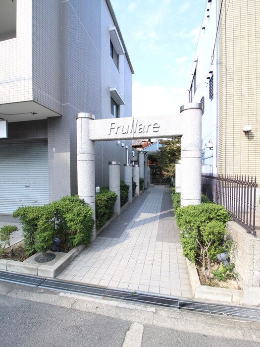 物件外観写真3　(エントランス部分)