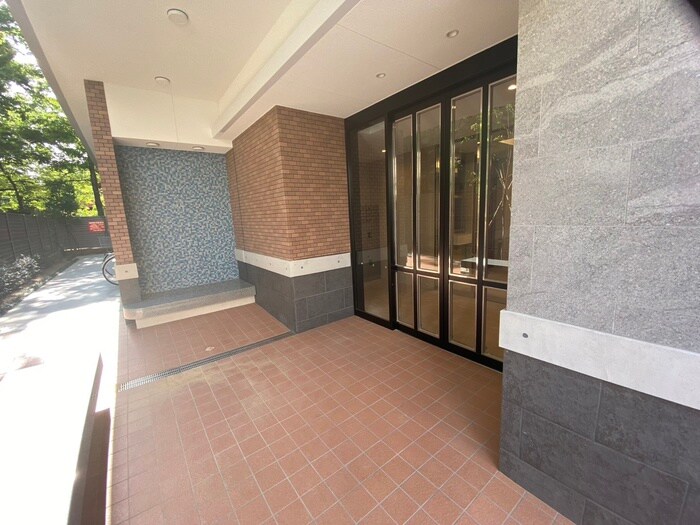 物件外観写真3　(エントランス部分)