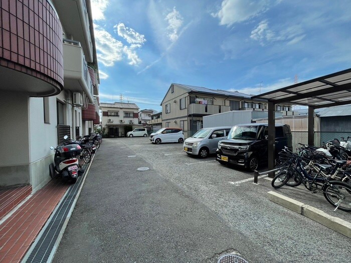 物件外観写真2　(駐車場)